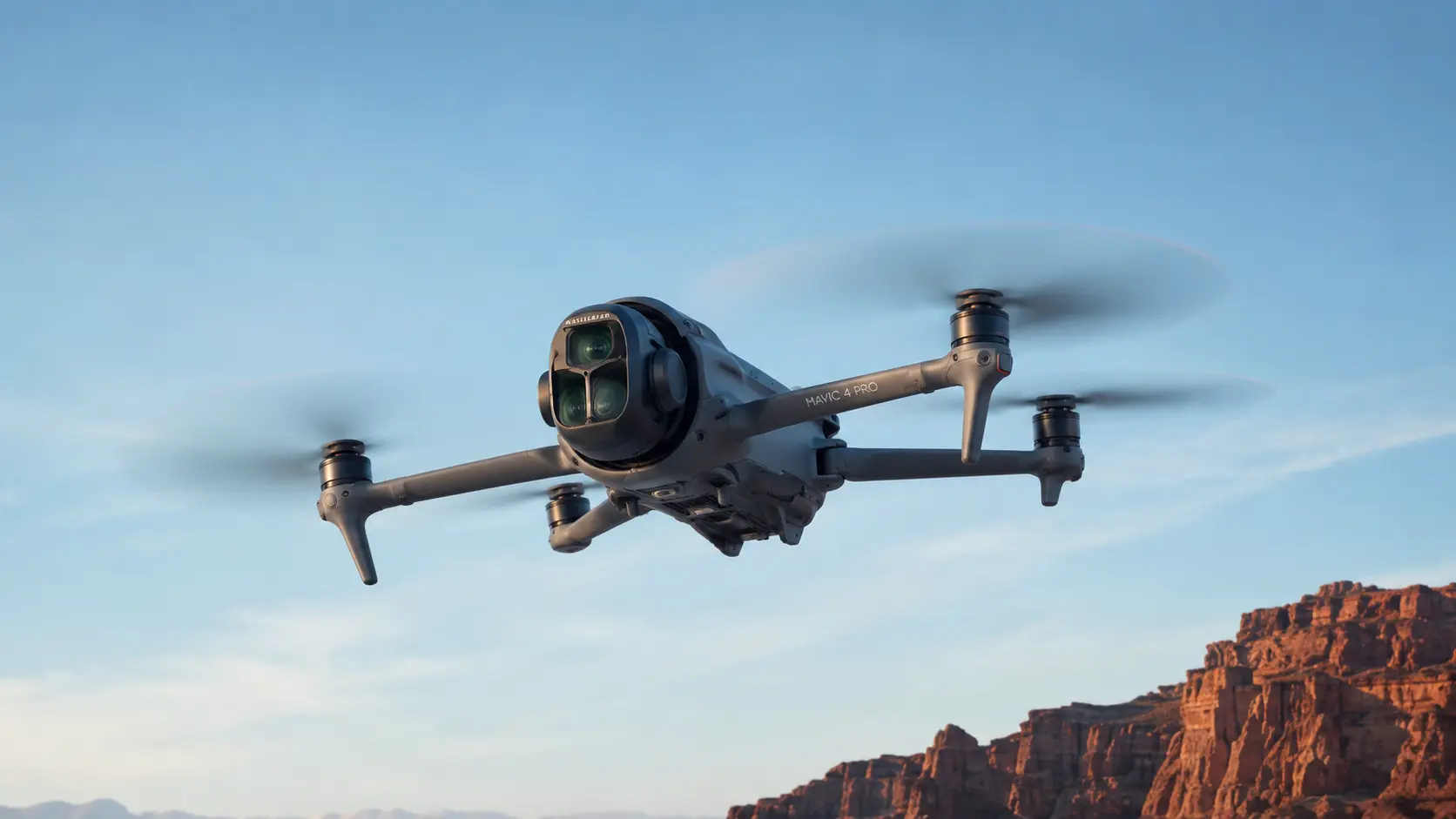 DJI Mavic 4 Pro w locie